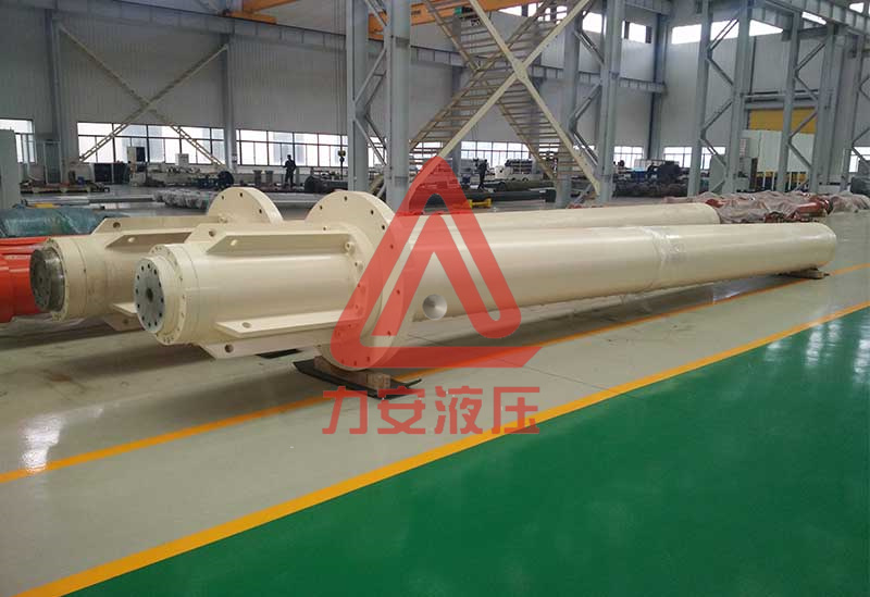 鑄造機內(nèi)導(dǎo)油缸