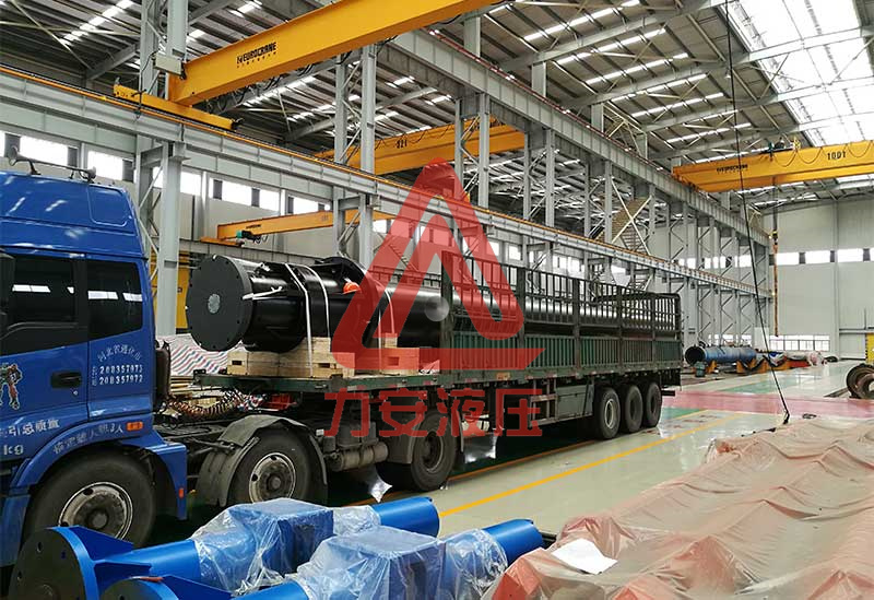 鑄造機內(nèi)導(dǎo)油缸