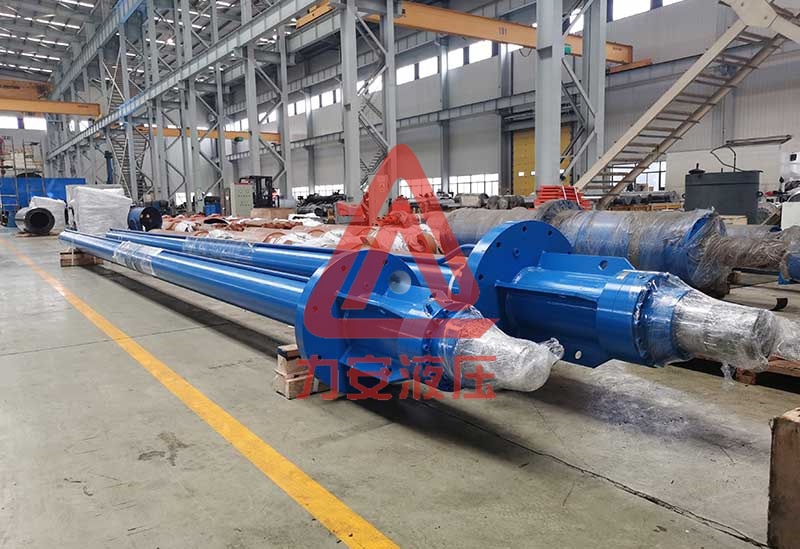 鑄造機內(nèi)導(dǎo)油缸